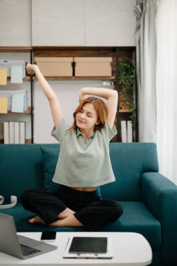 Kanepe ofis sendromu konseptinde uzun bir gün geçirdikten sonra acıdan muzdarip Asyalı genç işkadını ofis çalışanı