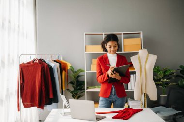 Genç Afrikalı kadın moda tasarımcısı. Stüdyoda mutlu bayan terzi