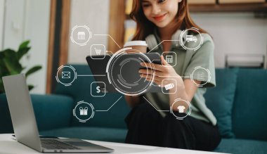  Tablet, dizüstü bilgisayar kullanan ve cep telefonunu online bankacılık ödeme iletişim ağı, internet kablosuz uygulama sanal simgeleri kullanan Kadın El