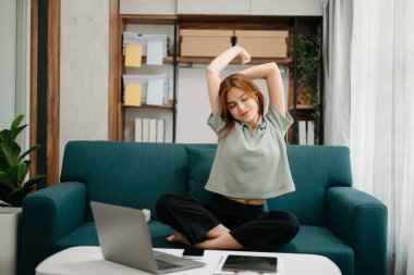 Kanepe ofis sendromu konseptinde uzun bir gün geçirdikten sonra acıdan muzdarip Asyalı genç işkadını ofis çalışanı