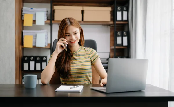 Negocios Mujer Asiática Hablando Por Teléfono Mientras Está Sentado Oficina —  Fotos de Stock