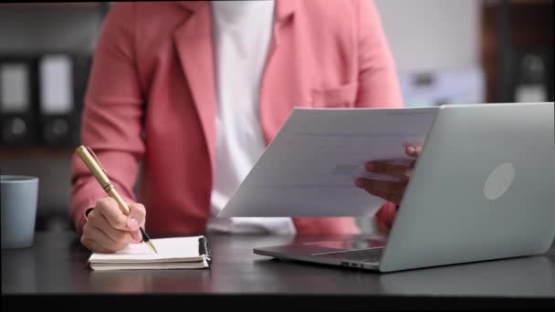 Бізнес Леді Працює Ноутбуком Робить Нотатки Офісі — стокове відео