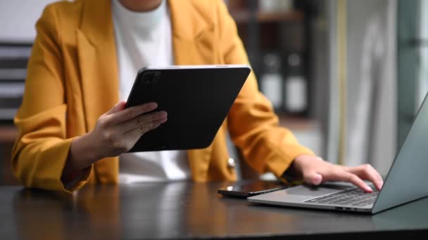 Businesswoman Pracuje Laptopem Tabletem Biurze — Wideo stockowe