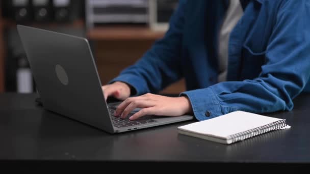 사무실에서 노트북 키보드 컴퓨터를 Businesswoman — 비디오
