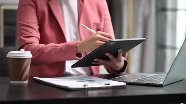 Mujer Negocios Que Trabaja Con Ordenador Portátil Tableta Oficina — Vídeos de Stock