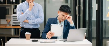 Kızgın iki Asyalı işadamı işte hata yaptıktan sonra tartışıyor.