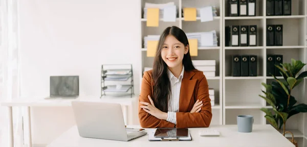 Joven Atractiva Mujer Asiática Sonriendo Trabajando Desde Casa Mirando Cámara —  Fotos de Stock