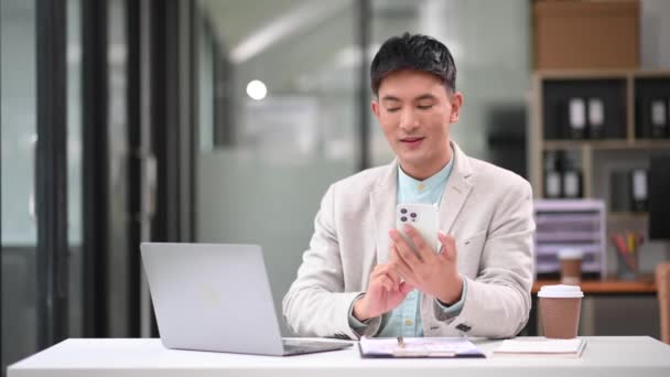 Sukces Asian Businessman Analyzing Finance Laptop Nowoczesnym Office Desk Tax — Wideo stockowe
