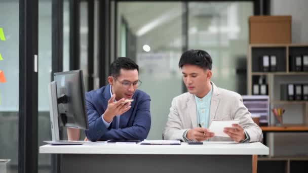 Dos Empresarios Asiáticos Discuten Proyecto Inversión Oficina — Vídeo de stock