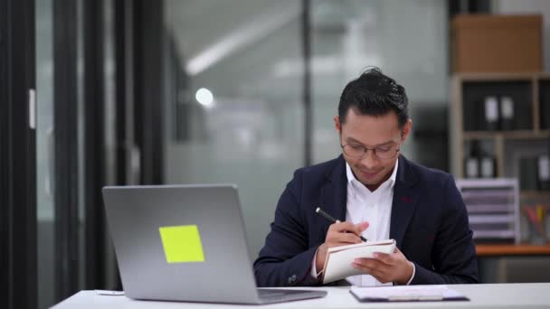 年轻的亚洲商人在现代办公室使用笔记本电脑 有信心的白领 — 图库视频影像