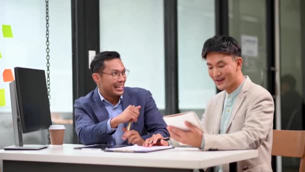 オフィスで投資プロジェクトを議論する2人のアジアのビジネスマン — ストック動画