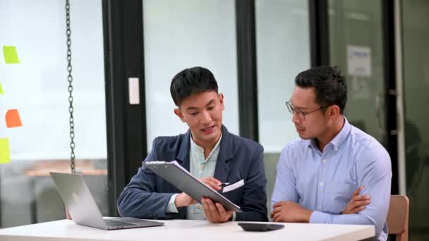 Dva Asijští Podnikatelé Diskutují Investičním Projektu Úřadu — Stock video