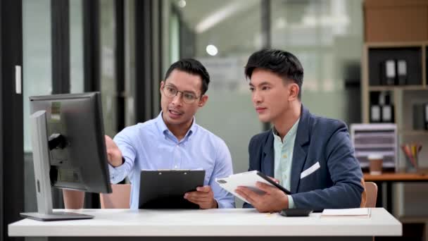 两名亚洲商人在办公室讨论投资项目 — 图库视频影像