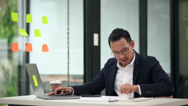 Empresário Asiático Sucesso Analisando Finanças Laptop Moderno Office Desk Tax — Vídeo de Stock