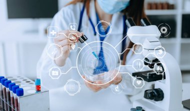 DNA molekül testi konseptleri. Maskeli doktor kimya laboratuvarında DNA moleküllerini sanal bir ikonla inceliyor.
