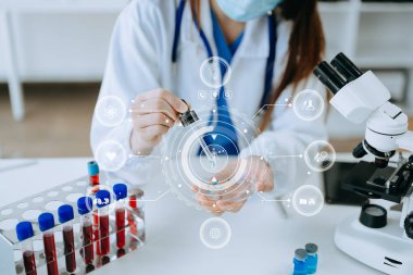 DNA molekül testi konseptleri. Maskeli doktor kimya laboratuvarında DNA moleküllerini sanal bir ikonla inceliyor.