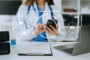 Sağlık hizmetleri iş dünyası verileri ve büyümesi, tıbbi muayene ve hastanedeki akıllı telefon ekranında tıbbi rapor ağı bağlantısını analiz eden doktor