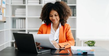  Modern ofiste online çalışan güzel Afrikalı iş kadını