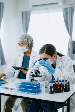 Laboratuvar çalışmasında bilim adamı ekibi bilimsel örnekleri analiz ediyor.