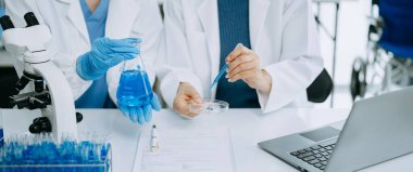 Laboratuvarda analiz yapan bilim adamları bilimsel örnekleri analiz ediyor.