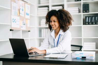  Modern ofiste online çalışan güzel Afrikalı iş kadını