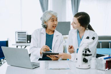 Laboratuvar çalışmasında bilim adamı ekibi bilimsel örnekleri analiz ediyor.