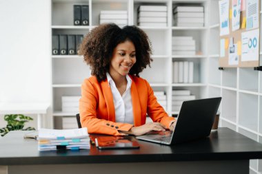 Modern ofiste online çalışan güzel Afrikalı iş kadını