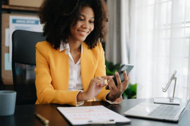  Modern ofiste online çalışan güzel Afrikalı iş kadını