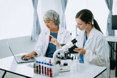 Laboratuvar çalışmasında bilim adamı ekibi bilimsel örnekleri analiz ediyor.