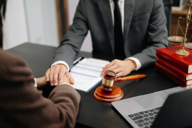 iş adamları ve avukatlar sözleşme kağıtları masaya oturan tartışıyor. Hukuk, tavsiye, yasal hizmetler kavramları. 