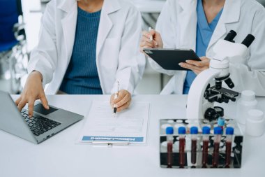 Laboratuvarda analiz yapan bilim adamları bilimsel örnekleri analiz ediyor.