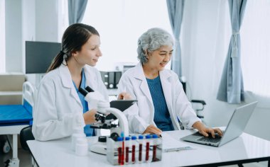 Laboratuvar çalışmasında bilim adamı ekibi bilimsel örnekleri analiz ediyor.