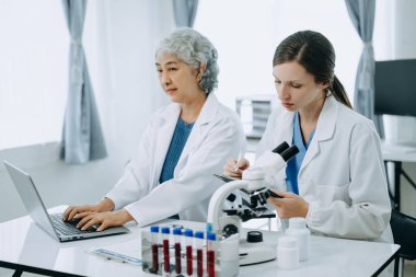 Laboratuvarda online okuma, test örnekleri ve yenilikler ile tıbbi bir görüşme yapan iki bilim adamı veya tıbbi teknisyen