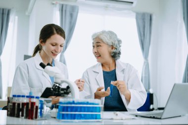 Laboratuvar çalışmasında bilim adamı ekibi bilimsel örnekleri analiz ediyor.