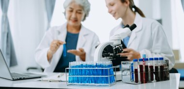 Laboratuvarda analiz yapan bilim adamları bilimsel örnekleri analiz ediyor.