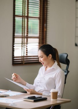 Yaratıcı ofisin masasında çalışan kendine güvenen bir iş uzmanı.
