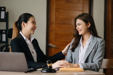 Yargıç konsepti. Avukatlık danışmanlığı ve avukatlık bürosundaki müvekkil ile sözleşme belgelerini tartışmak.