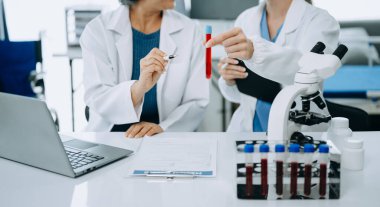 Laboratuvarda analiz yapan bilim adamları bilimsel örnekleri analiz ediyor.