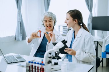 Laboratuvar çalışmasında bilim adamı ekibi bilimsel örnekleri analiz ediyor.