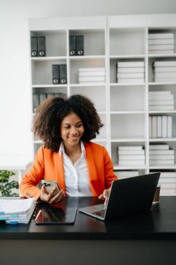  Modern ofiste online çalışan güzel Afrikalı iş kadını
