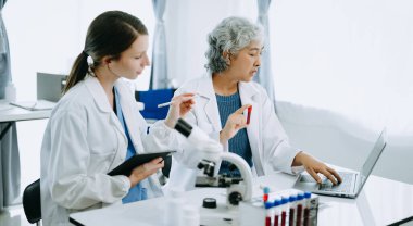 Laboratuvar çalışmasında bilim adamı ekibi bilimsel örnekleri analiz ediyor.