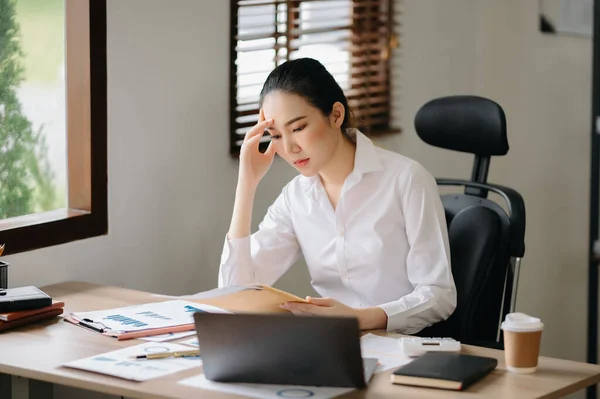 Asiática Mujer Negocios Estresado Aburrido Después Largo Día Oficina — Foto de Stock