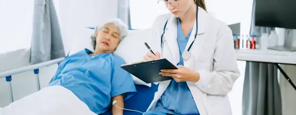 Kvinnlig Läkare Som Behandlar Patienten Sängen Med Koksaltlösning Sjukhus Eller — Stockfoto