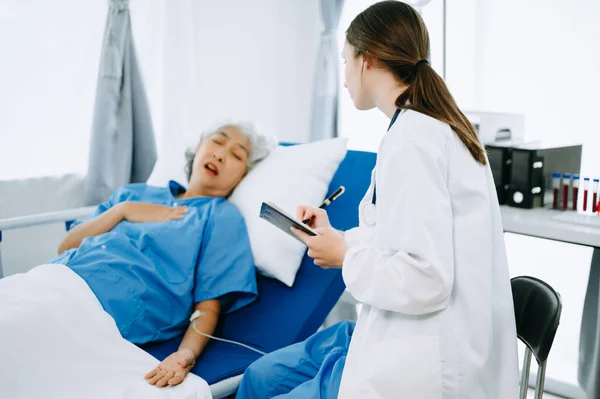 Γιατρός Και Ασθενής Συζητούν Κάτι Ενώ Βρίσκονται Εξεταστικό Κρεβάτι Σύγχρονη — Φωτογραφία Αρχείου