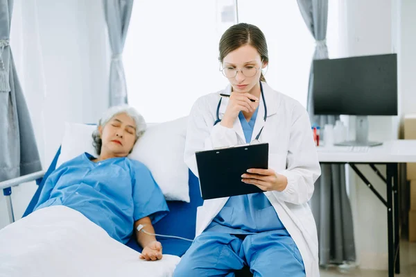 Médico Paciente Discutindo Algo Enquanto Leito Exame Clínica Moderna Hospital — Fotografia de Stock