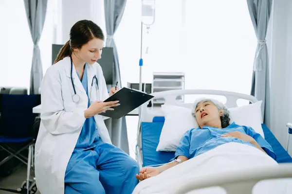 Médecin Caucasien Souriant Prendre Soin Patient Âgé Hôpital Clinique Infirmière — Photo