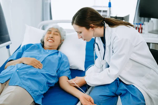 Médico Caucasiano Sorrindo Cuidar Paciente Sênior Hospital Clínica Enfermeira Amigável — Fotografia de Stock