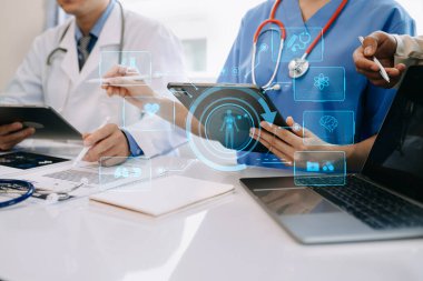Tıp teknolojisi ekip toplantısı konsepti. Çalışan doktorların arka planına karşı grafik çizelgesi arayüzü.