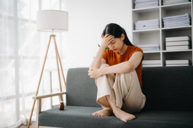 Depresyonda olan genç bir kadın evde kaygı yaşıyor.