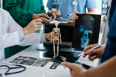 Sağlık personeliyle toplantım var. Hastanedeki hastalıkların tedavisi hakkında danışmanlık.